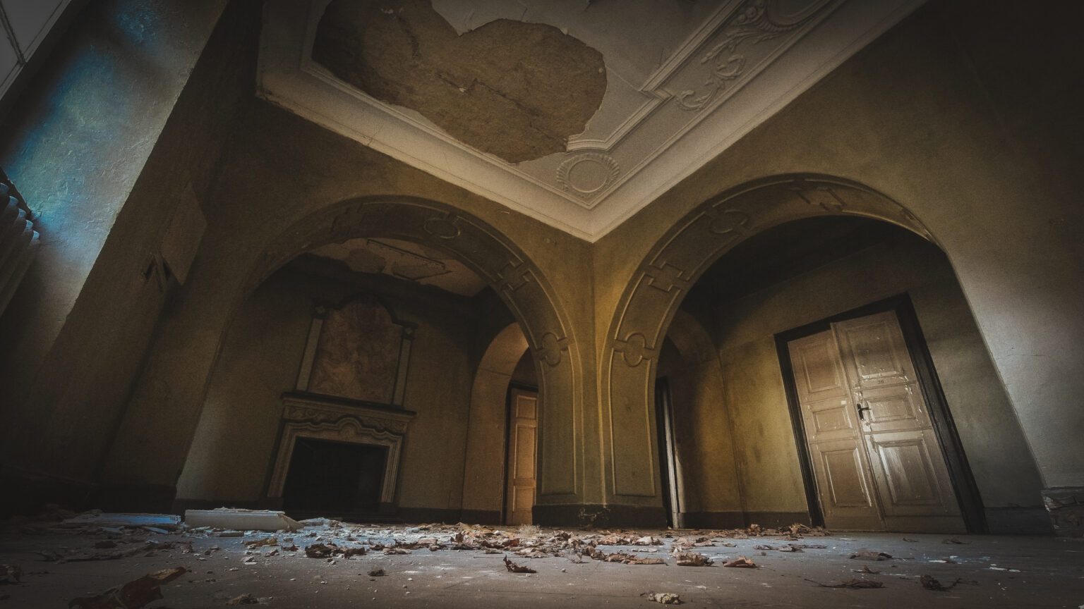 Saal mit abblätterndem Deckenstuck im Schloss Seeburg