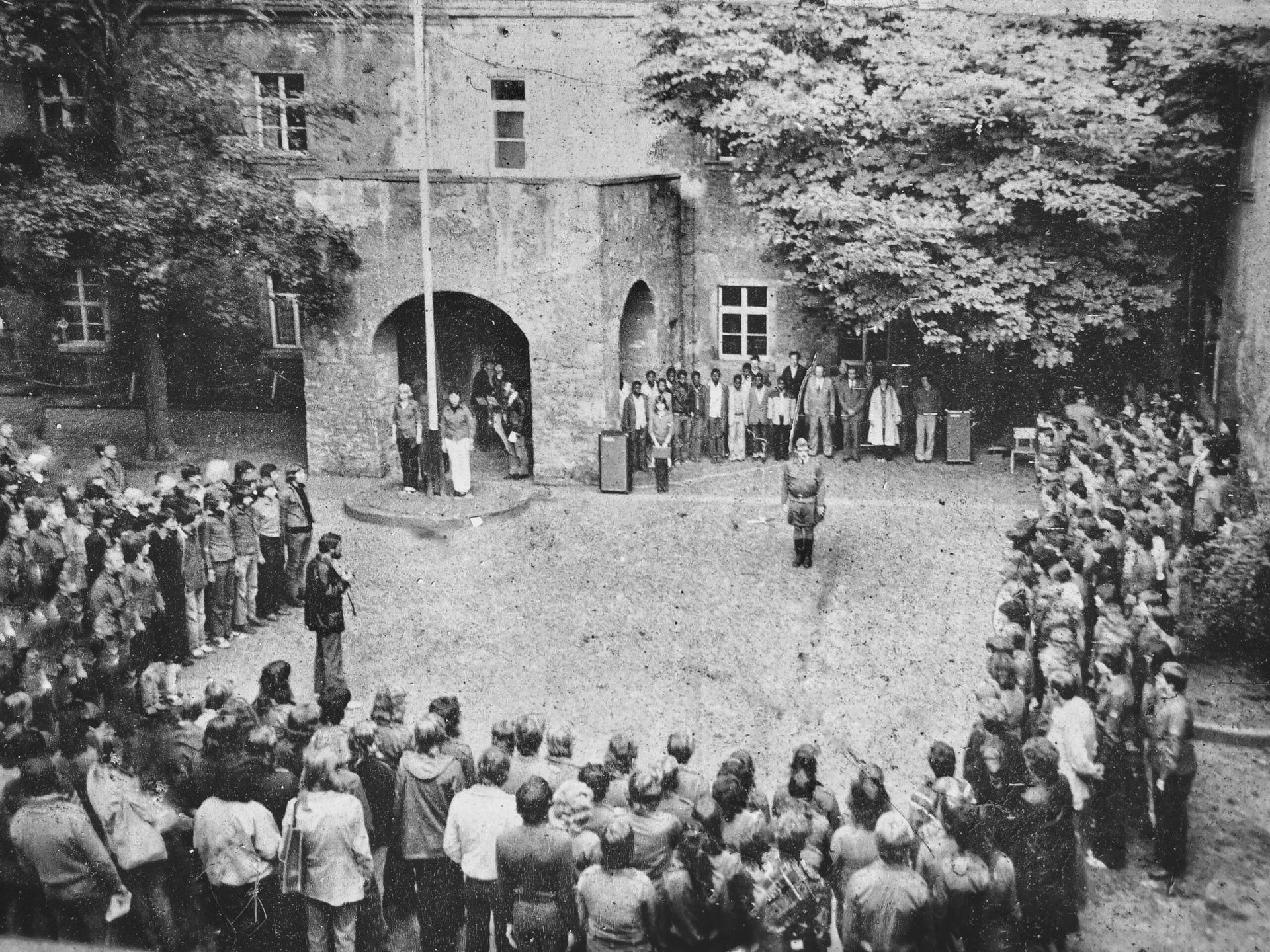 Historische Aufnahme einer Gruppe im Schlosshof, Nachkriegszeit