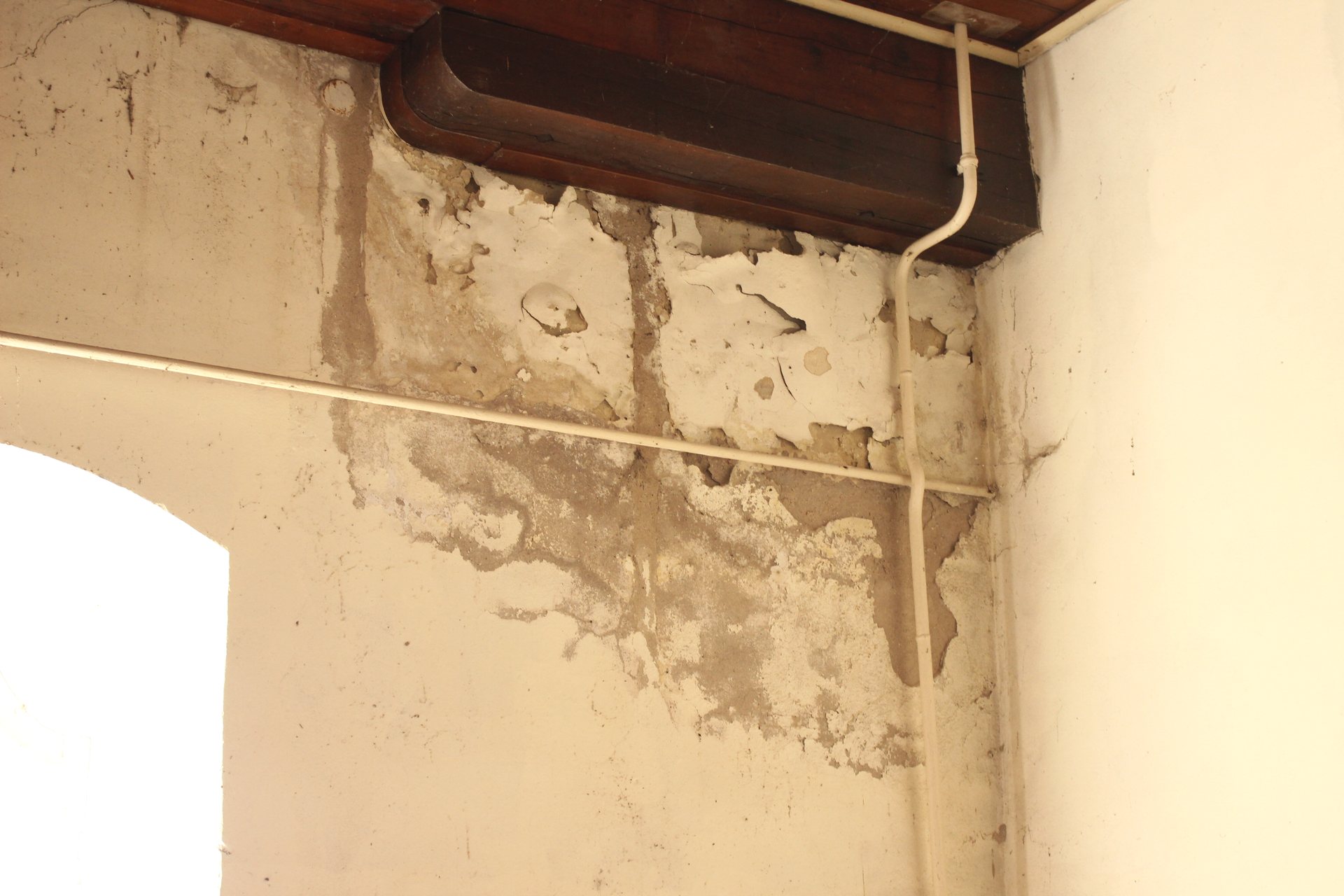 Wasserschaden und abblätternder Putz im Inneren von Schloss Seeburg