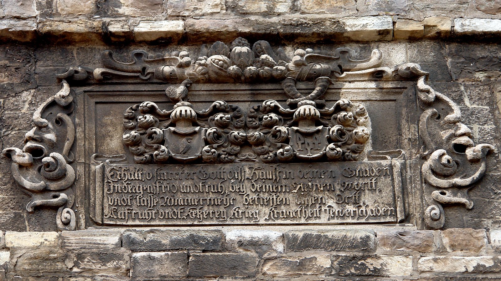 Steinerne Wappentafel mit Inschrift am Schloss Seeburg