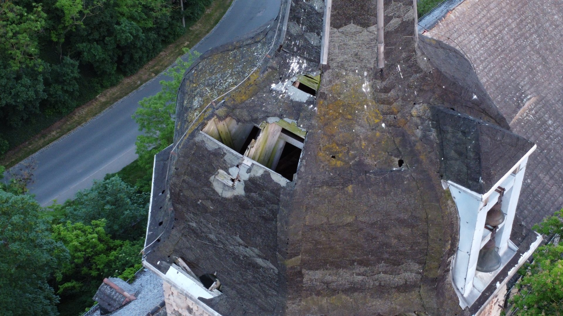 Loch im Dach des Bergfrieds von Schloss Seeburg, Luftaufnahme