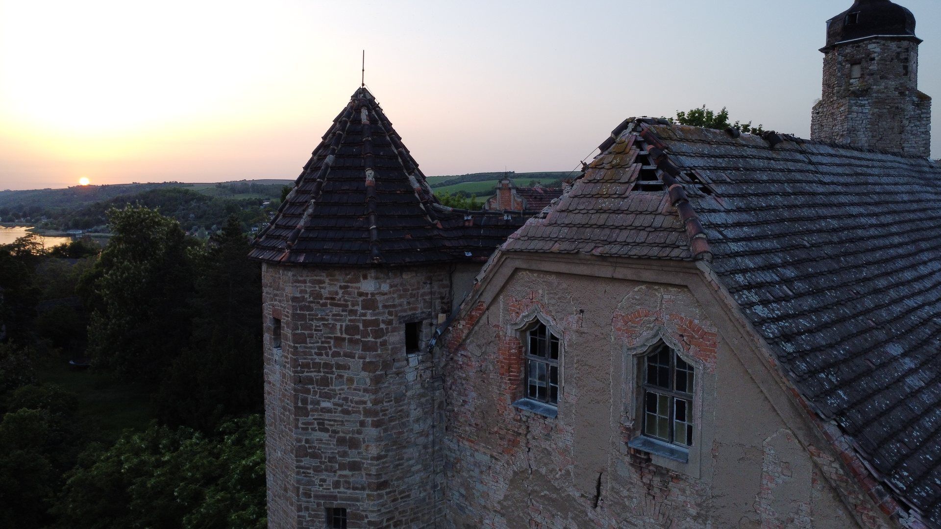 Beschädigtes Dach von Schloss Seeburg im Abendlicht